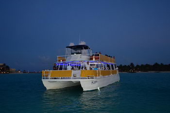 Motor Catamaran for 150 people to Isla Mujeres
