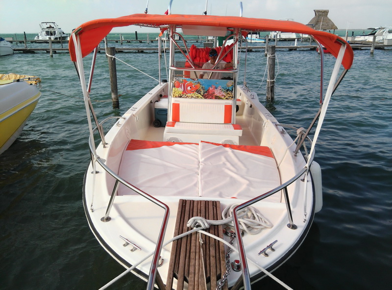 Central console boats with sunbed at front