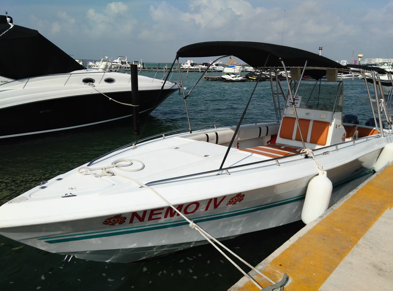 Sunbed at front of central console boat