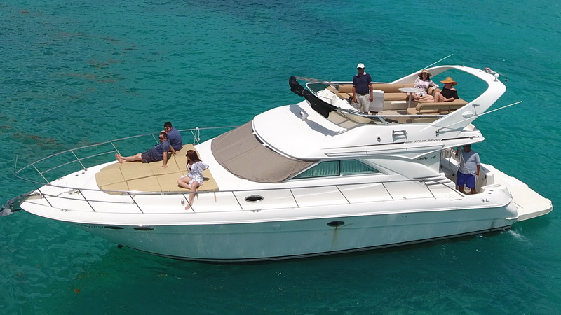 Rent a Yacht Sea Ray  in Cancun