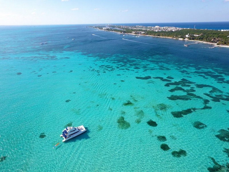 turquoise water of Isla Mujeres