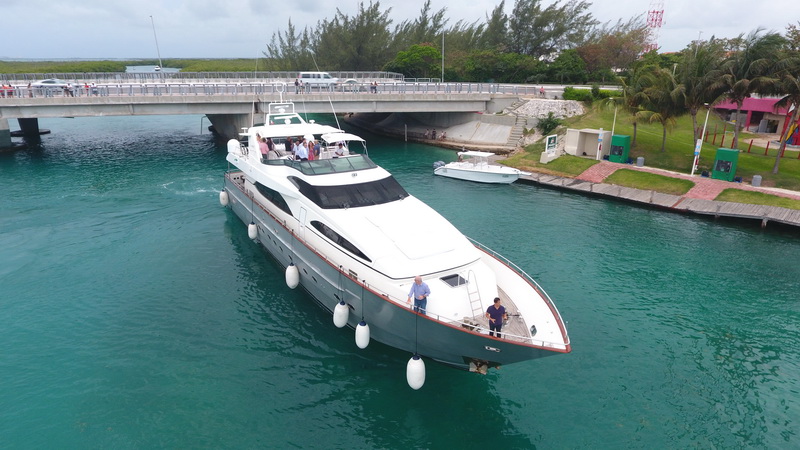 Azimut 100 ft party yacht