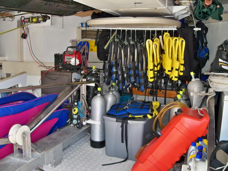 Azimut 100 ft mega yacht dive equipment