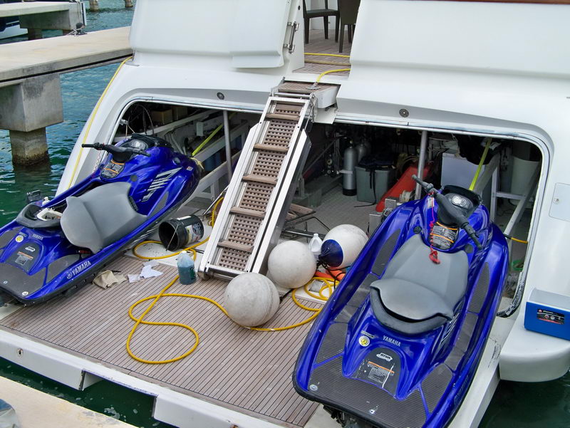  habitaciones de Azimut 100 ft mega yate de lujo