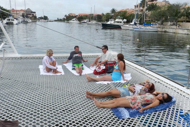 Pasajeros a bordo del catamarán Raiatea 82 pies durante excursión de día a Tulum desde Puerto Aventuras Riviera Maya