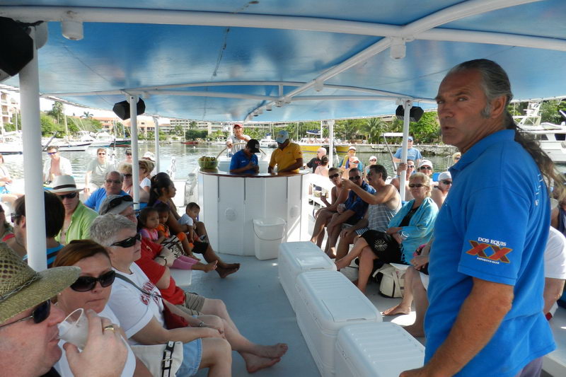 Pasajeros disfrutando la navegación en catamarán Raiatea de Puerto Aventuras hacia las ruinas de Tulum Riviera Maya