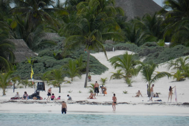 Participantes del tour grupal en las ruinas de Tulum tras navegación desde Puerto Aventuras en catamarán Raiatea