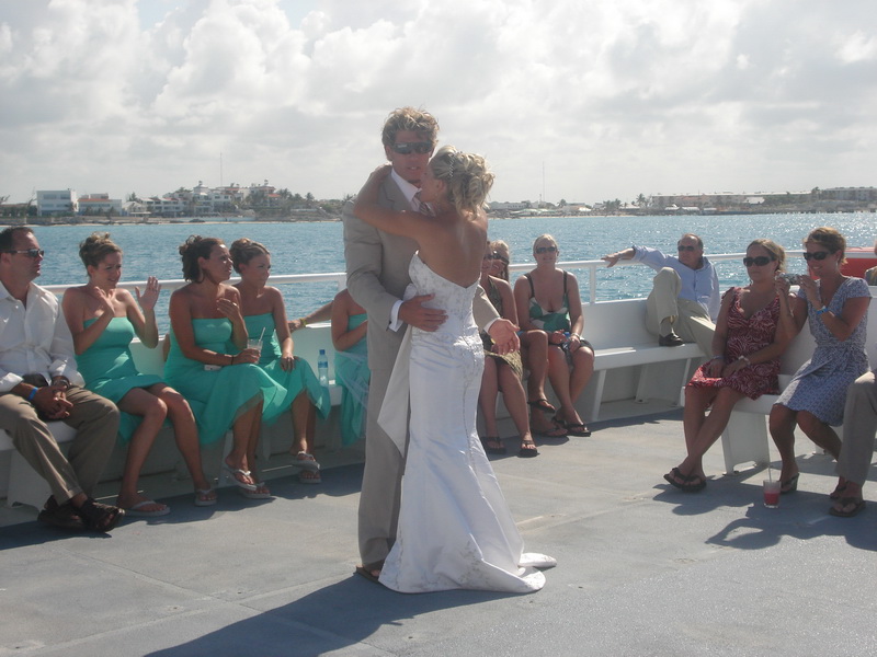Detalles de flores y moños de un montaje de boda en el barco Discovery con vistas al mar por las ventanas