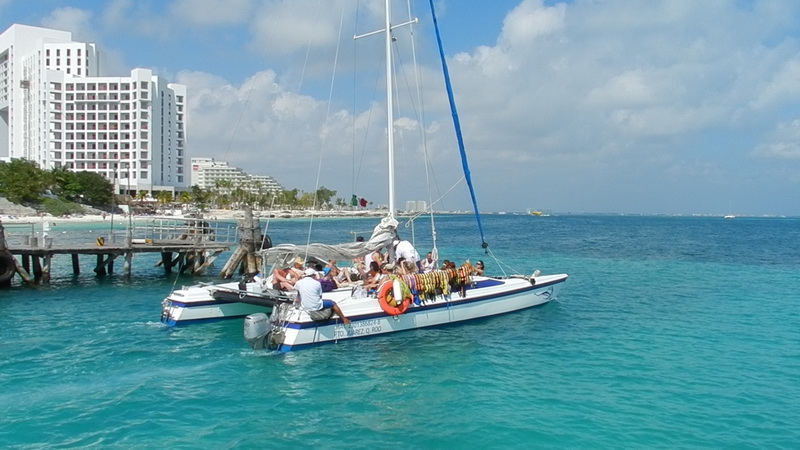Small Catamaran Cancun for rent to sail Isla Mujeres 20 peop…