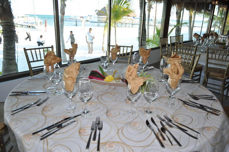 Arreglo para cena privada sobre la arena del restaurante de Playa Maroma, Caribe mexicano