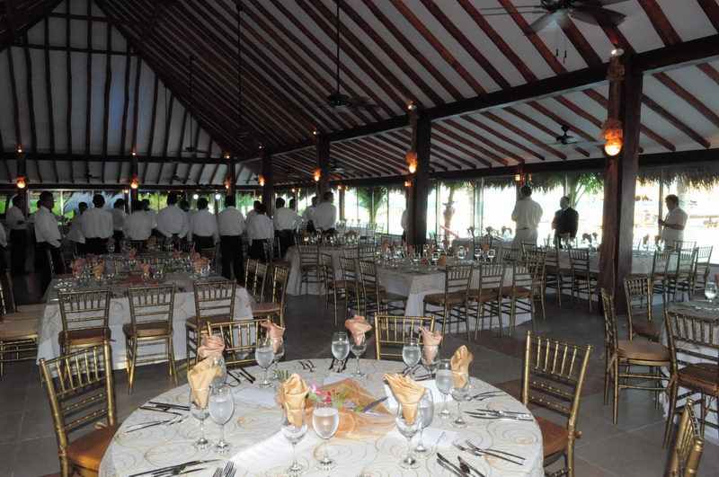 Decoración de recepción frente al mar para grupos en el restaurante de Maroma cerca de Playa del Carmen