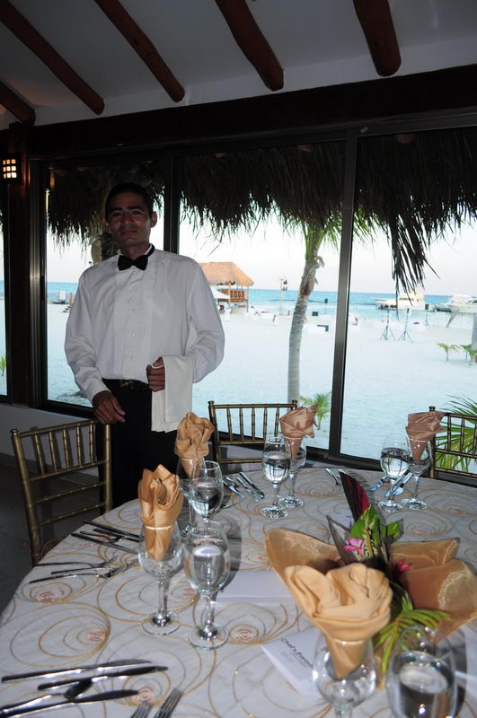 Mesas de banquete decoradas para un evento privado en el restaurante de Playa Maroma, Riviera Maya
