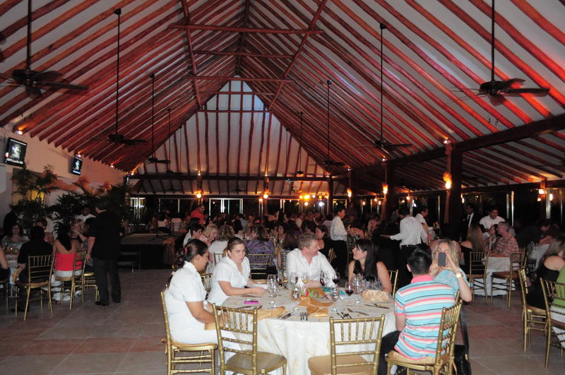 Montaje elegante con manteles y centros de mesa en el restaurante frente al mar de Maroma, Riviera Maya