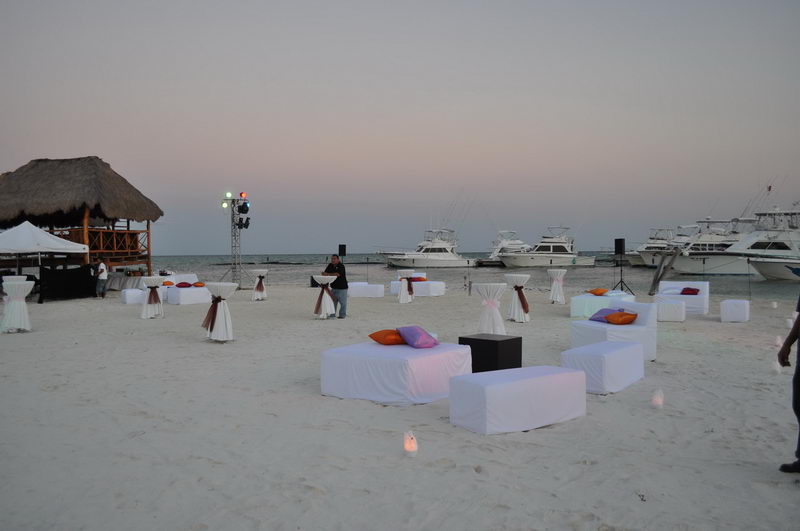 Decoración de ceremonia frente al mar en Playa Maroma, Riviera Maya