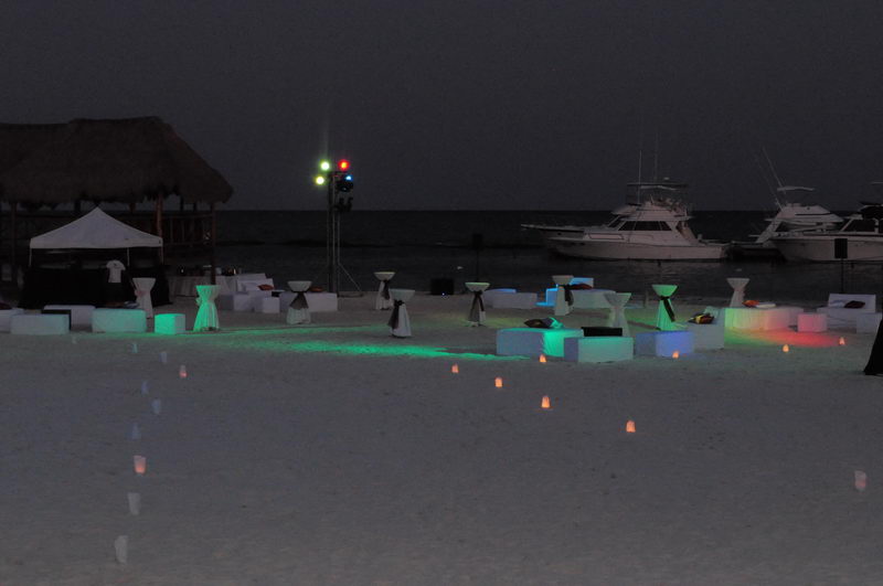 Montaje de evento sobre la arena en Playa Maroma cerca de Playa del Carmen