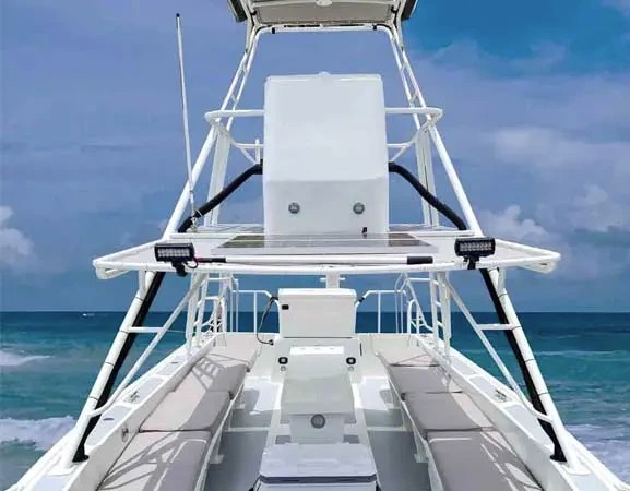 Piratas TOO 33 ft open-aired boat with padded seats and sunroof cruising the Riviera Maya coast