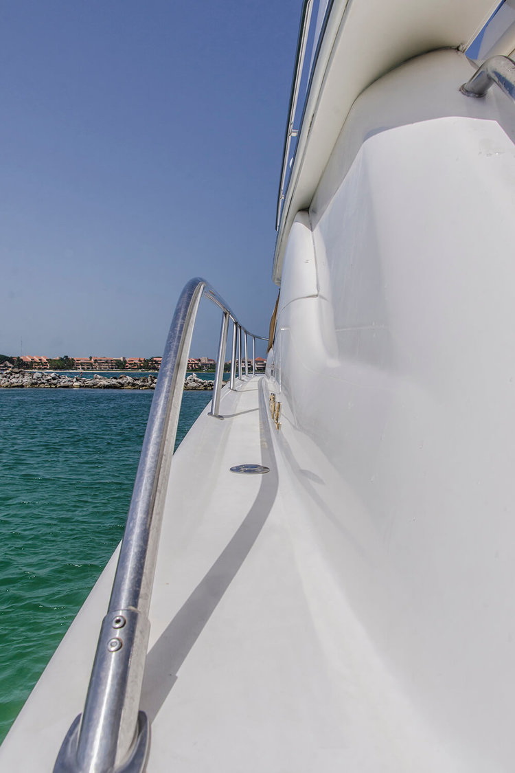 4 Piratas SeaRay 51 exterior profile on Puerto Aventuras marina channel