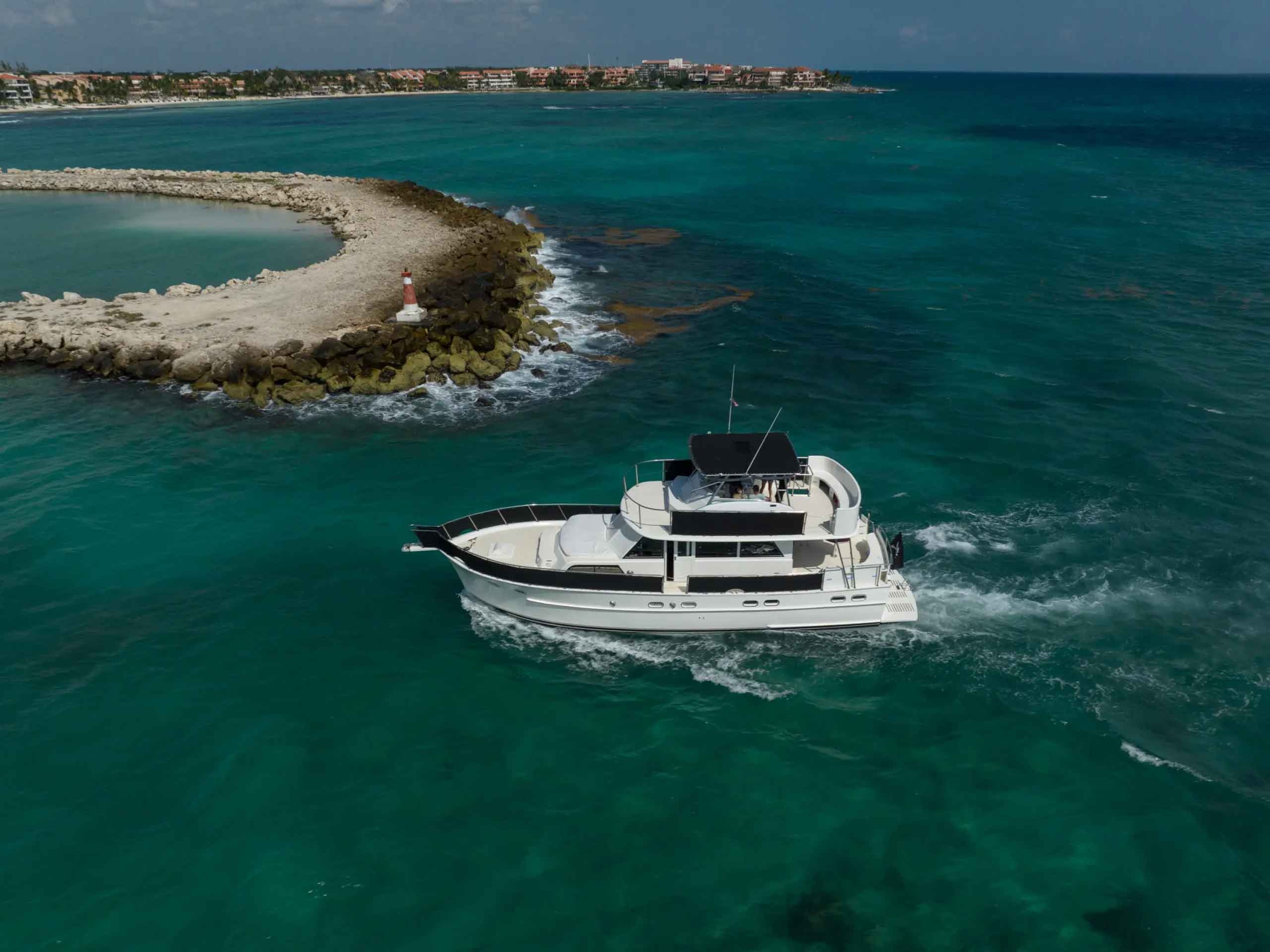Dos Piratas 53-ft yacht guests enjoying the Caribbean charter