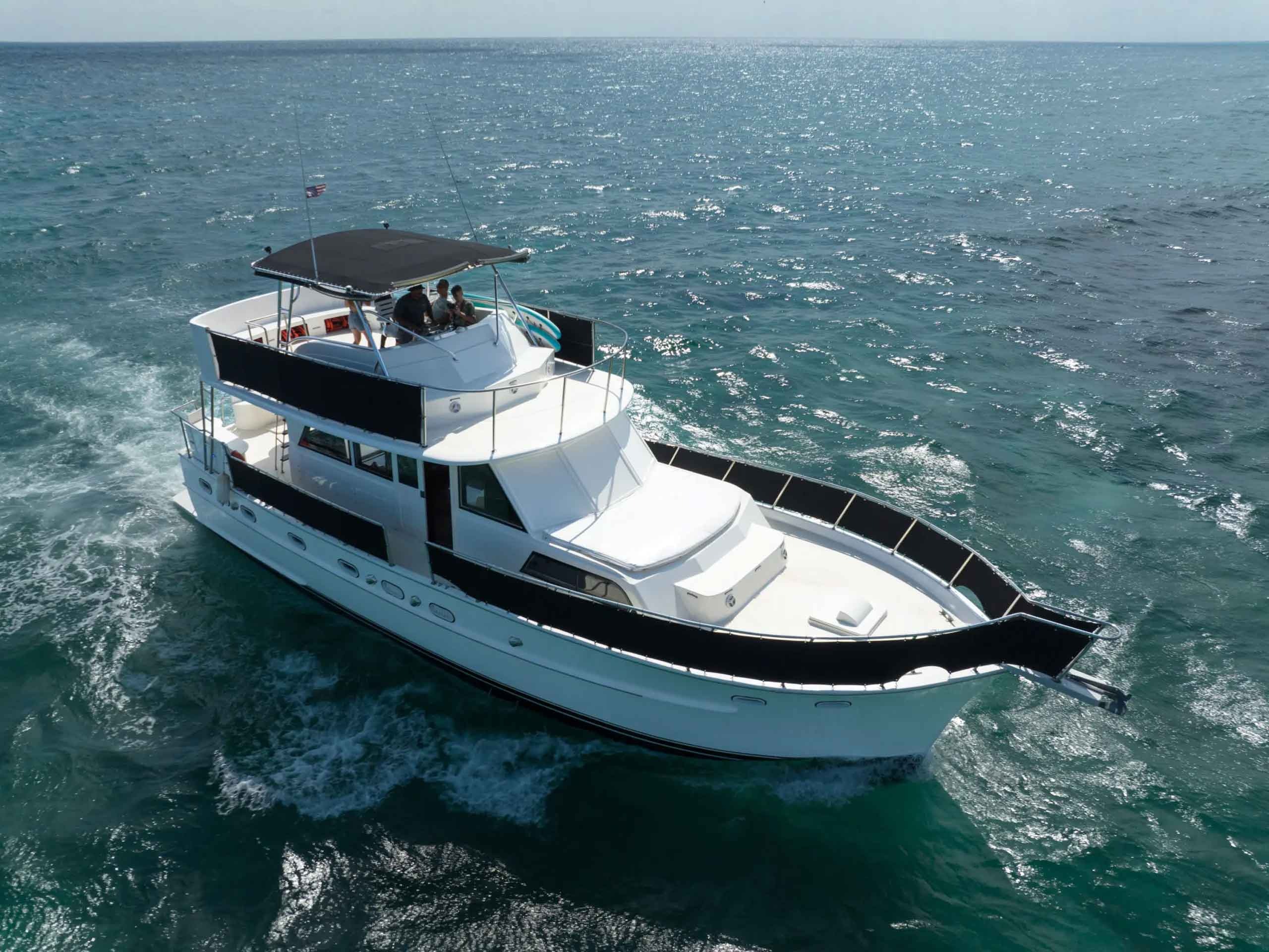 Dos Piratas 53-ft on turquoise water cruising to Inha Reef
