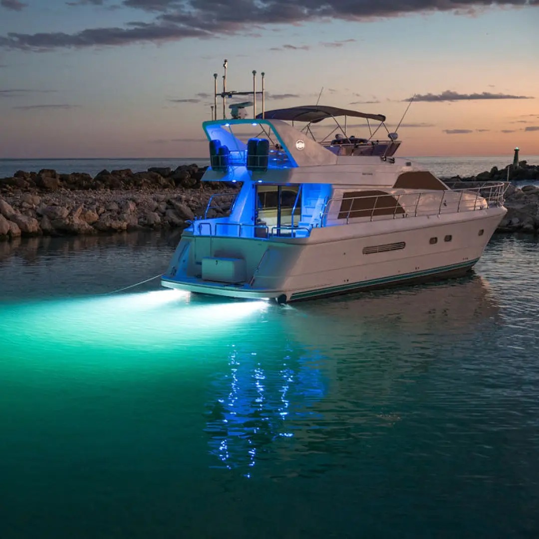 Yate Azimut 60 ft con flybridge en la marina de Puerto Aventuras — charter privado de lujo para 28 personas, Riviera Maya