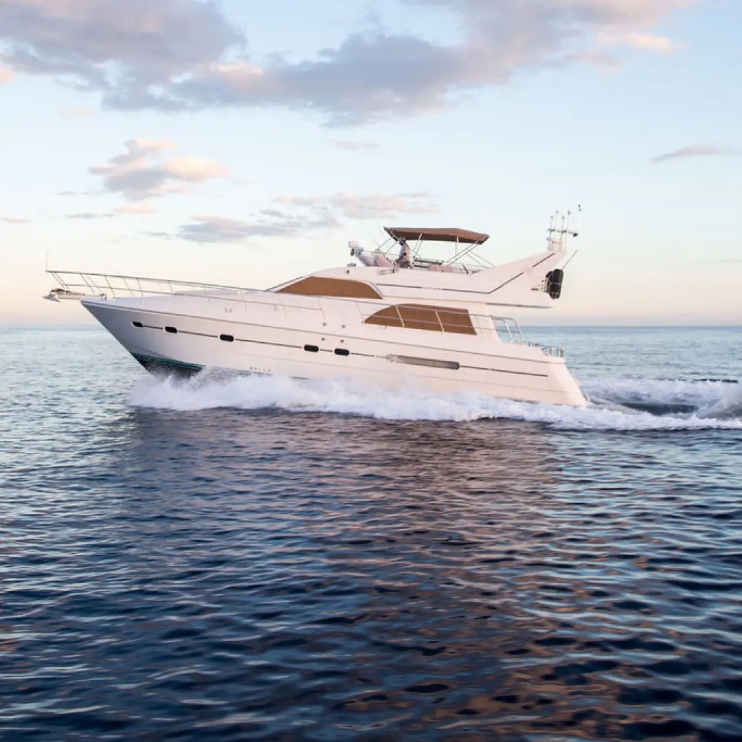 Vista de cubierta y flybridge del yate Azimut 60 ft — panorámica caribeña de 360° rumbo a Tulum
