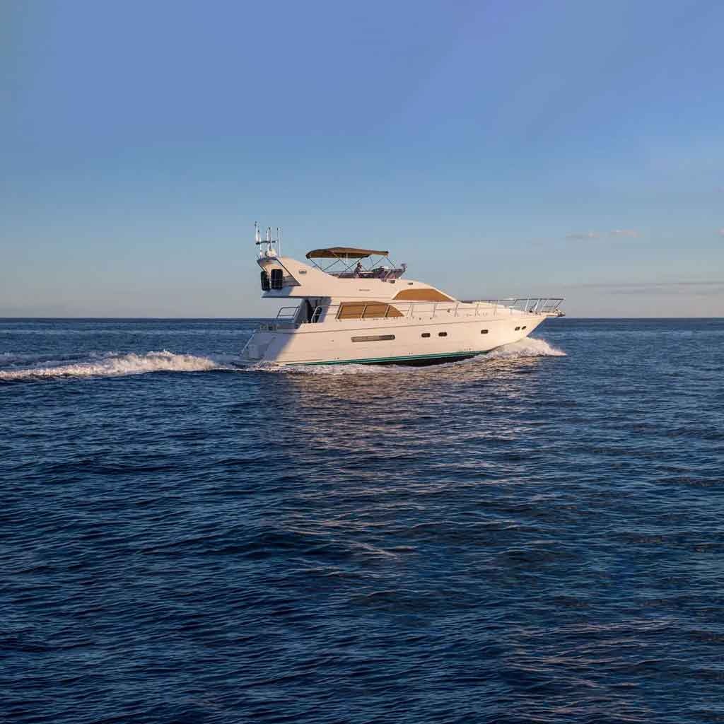 Interior del salón climatizado del Azimut 60 con sofá de piel en U para hasta seis personas