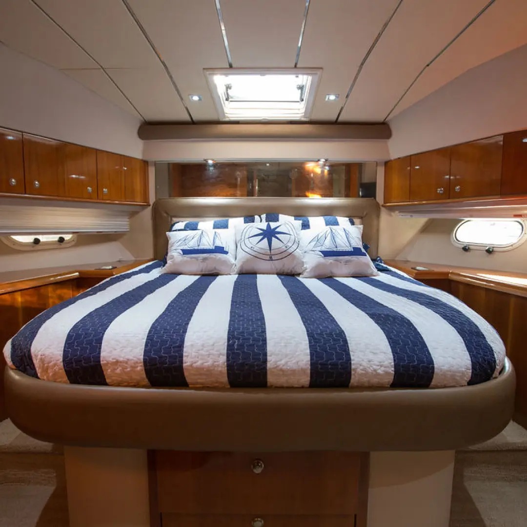 Sun deck y plataforma de baño del Azimut 60 sobre aguas turquesa de la Riviera Maya — Puerto Aventuras