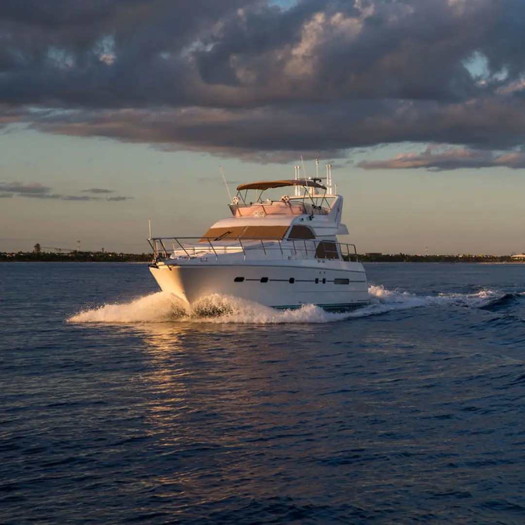 Yate Azimut 60 navegando por la costa de la Riviera Maya rumbo a Tulum para un charter privado de snorkel y fiesta