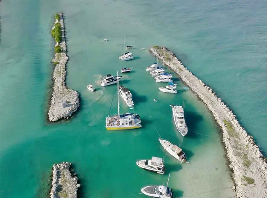Dos Piratas group cruise scene on the Riviera Maya turquoise sea