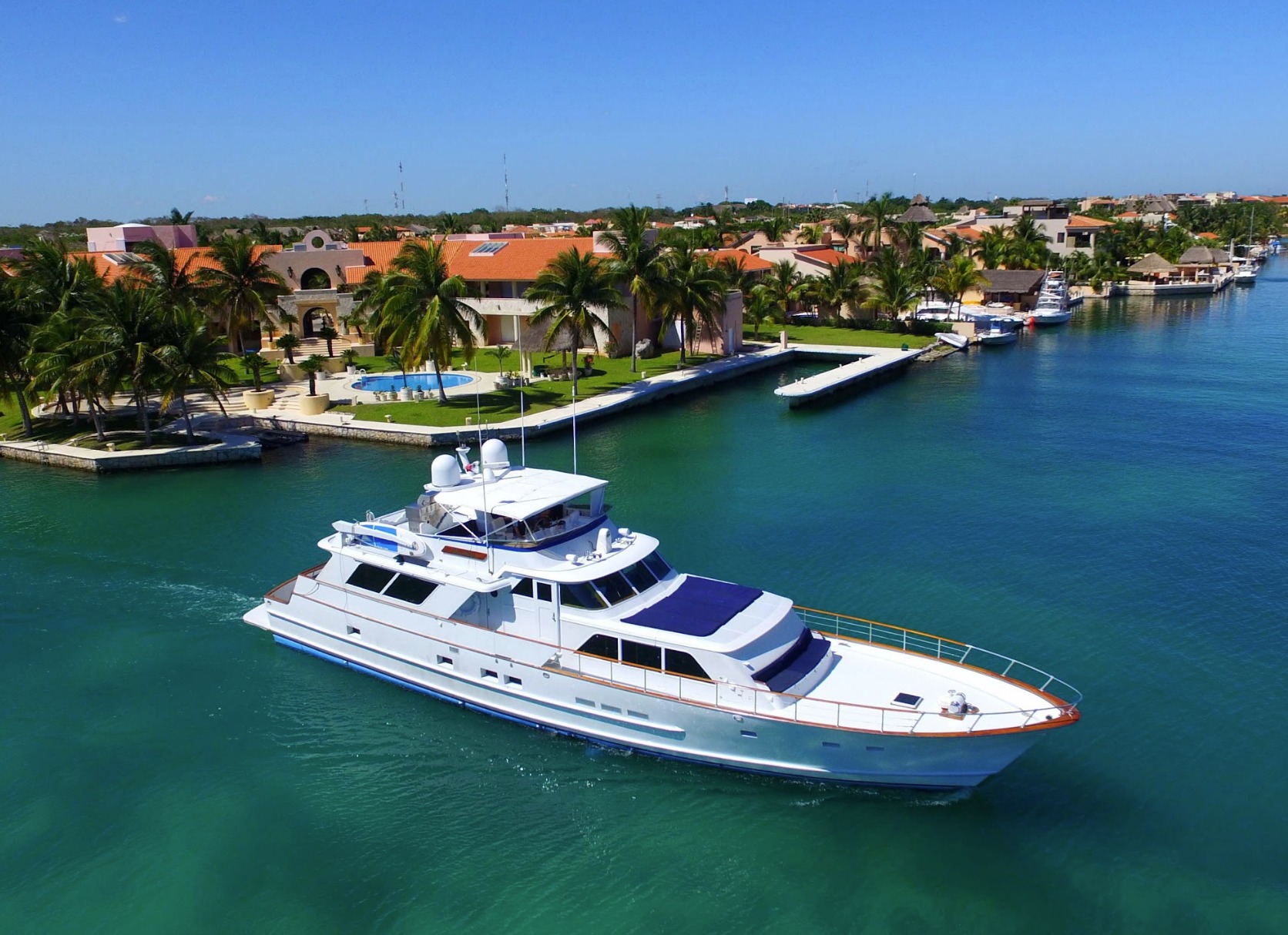 Pura Vida 80-ft classic yacht at Puerto Aventuras marina — air-conditioned salon and custom bar