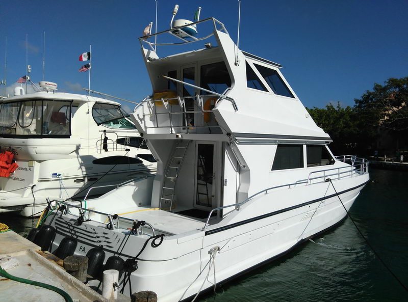 45 ft boat at Puerto Aventuras