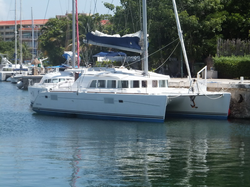Catamaran Lagoon 440 daily tour at marina Puerto Aventuras